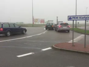 Kłopoty kierowców na rondzie w Kiełpinku