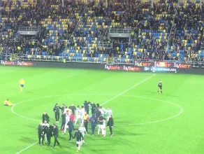 Piłkarze Lechii świętują w Gdyni zwycięstwo