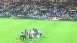 Piłkarze Lechii świętują w Gdyni zwycięstwo