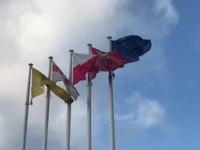 Odwrócone flagi Solidarności i województwa Pomorskiego