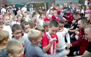 Rugbiści spotkali się z dziećmi w Szkole Podstawowej nr 85 w Gdańsku