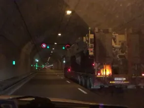 Sprzęt wojskowy jedzie tunelem pod Martwą Wisłą