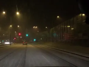Śnieg zaskoczył w Gdyni ul. Chwarznieńskiej