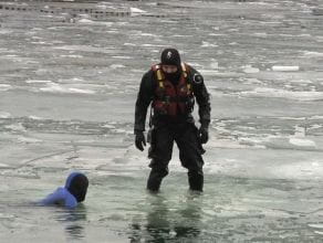 Ćwiczenia straży pożarnej na lodzie