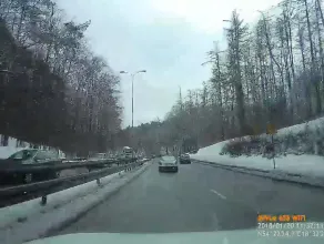 Auto po wypadku na Słowackiego wciągane na lawetę