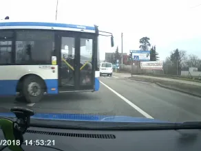 Autobus wymusza pierwszeństwo i auto na czerwonym