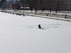 Samotny wędkarz na lodzie