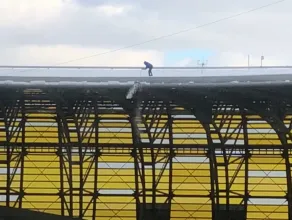 Odśnieżanie korony stadionu przed meczem Lechii