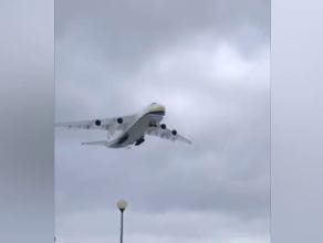Lądowanie samolotu Antonow - 124 Rusłan na lotnisku w Gdyni