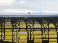 Odśnieżanie korony stadionu przed meczem Lechii