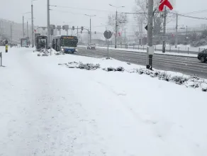 Zima w Gdyni nie odpuszcza, ale samochodów jakby mniej 