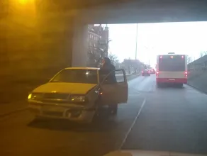 Auto wpadło w poślizg w tunelu na ul. Okopowej
