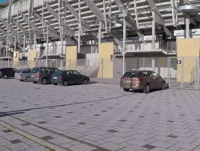 Place przed Teatrem Muzycznym i stadionem zastawione autami