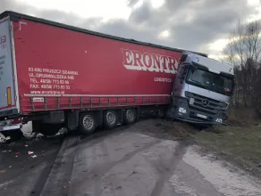 Zderzenie trzech ciężarówek na Sucharskiego