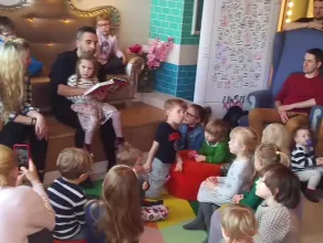 Abelard Giza czyta bajki dzieciom
