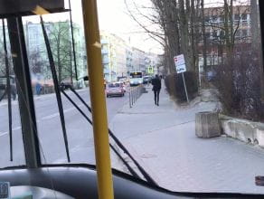 Warszawska zablokowana. Trolejbus bez przejazdu przez źle zaparkowane auto