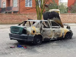 Wrak spalonego auta na Dworskiej w Gdańsku