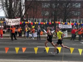 Młodzież szkolna kibicuje maratończykom