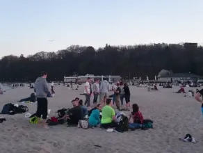 Tłum ludzi na gdyńskiej plaży