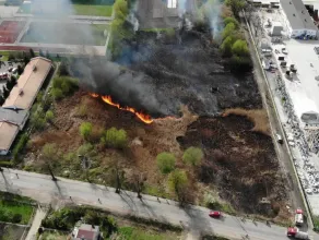 Pożar suchej trawy na ul. Równej w Gdańsku