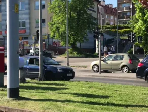 Clio utrudnia ruch po kolizji na Kartuskiej