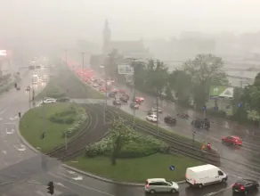 Deszcz z gradem w centrum Gdańska