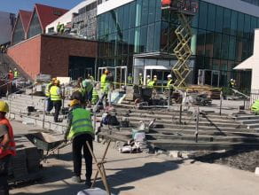 Środa rano - pracownicy uwijają się przy budowie Forum Gdańsk 