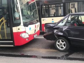 Zmiażdżone auto w wypadku na Wałach Piastowskich