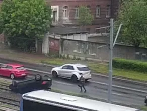 Moment dachowania na Podwalu Przedmiejskim i ucieczka kierowcy z torbą