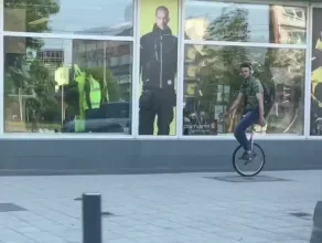 Artysta na rowerze jednokołowym jedzie przez Wrzeszcz