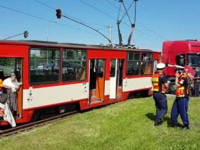 Zderzenie tramwaju z ciężarówką na Jana z Kolna w Gdańsku