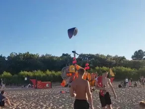 Motolotniarz ląduje na plaży w Brzeźnie