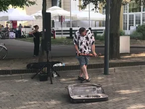 Skrzypek wyczynia cuda przy wejściu na plażę w Gdyni