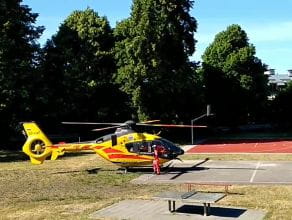 Helikopter Lotniczego Pogotowia Ratunkowego na szkolnym boisku
