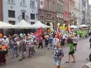 Parada seniorów na Długiej w Gdańsku