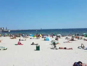 Słoneczny dzień na plaży w Gdyni