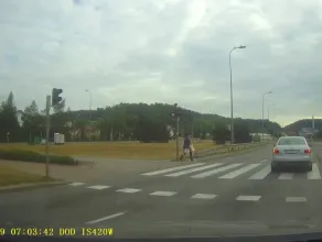 Kierowca doprowadza rowerzystę do upadku