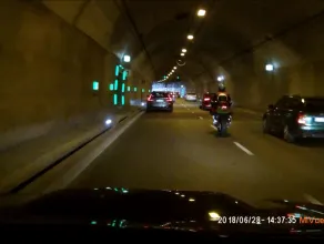Motocyklista w tunelu...