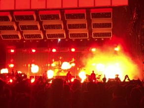 Płomienie na scenie podczas koncertu Bruno Marsa na Openerze