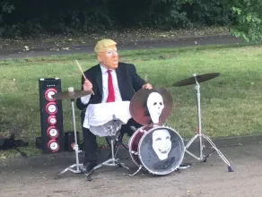 Donald Trump na perkusji na bulwarze