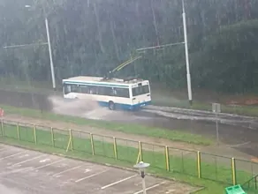 Autobus mknie przez zalane Pustki Cisowskie