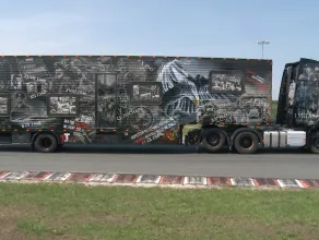 Widowiskowo wymalowana ciężarówka na 100-lecie odzyskania niepodległości