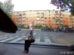Kierowca pomaga niewidomemu przejść przez jezdnię