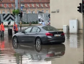 Porzucone BMW na środku ulicy