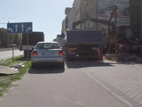Zablokowali samochodami drogę rowerową
