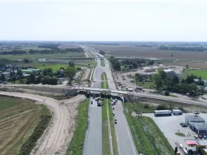 Widok na budowę drogi S7 z drona