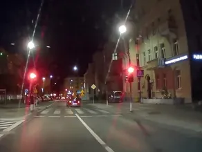 Kierowcy przejeżdżają na czerwonym świetle