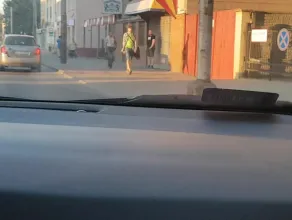 Pachołki na ulicy utrudniają przejazd