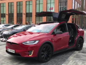 Tesla Model X tańczy w rytm muzyki