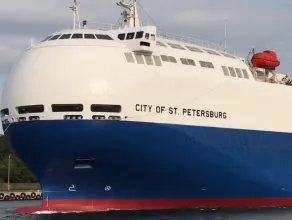 Japoński samochodowiec wychodzi z portu w Gdańsku